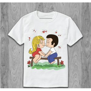 Футболка Love is… на скамейке