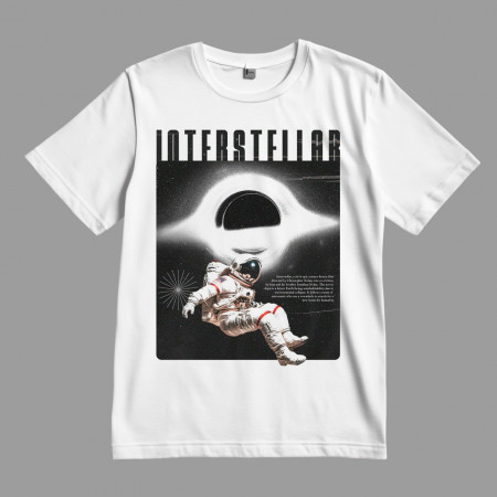 Футболка Інтерстеллар. Астронавт на тлі чорної дірки "Гаргантюа"